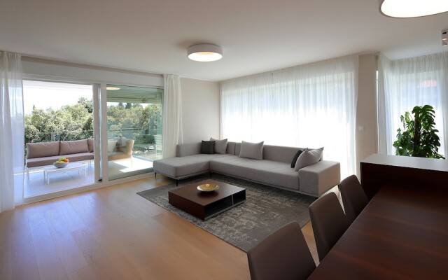 Stylish Apartment 100m from the Beach