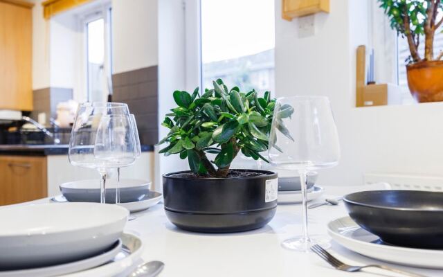 Stylish 3-bed Home in East London Free Parking