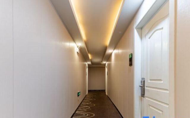 Qingzhu Hotel (Shanghai Nanjing East Road The Bund Subway Station)