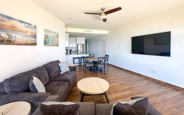 Steps to Sandy Beach Pool Renovated 2BR Condo