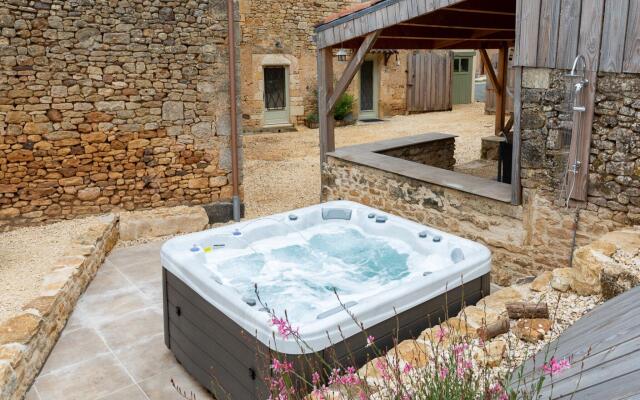 Rustic Holiday Home in Loubejac with Jacuzzi