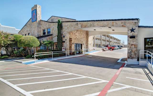 Motel 6 Dallas, TX - Forest Lane