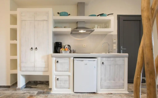Naxos Petite Studios