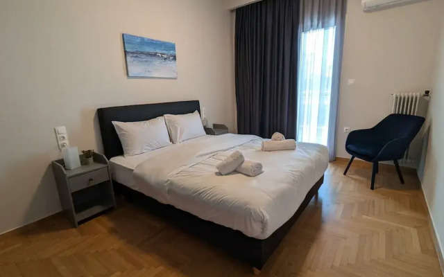Spacious Seaside Flat at Alimos