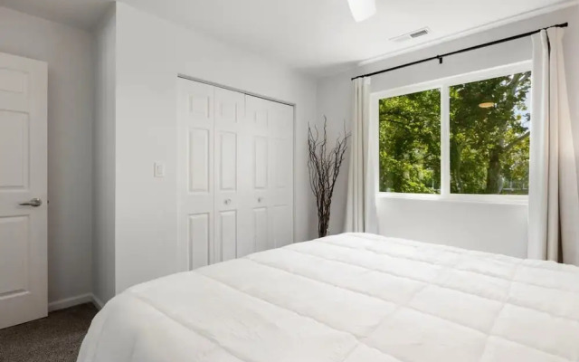 Luxury Waterfront Lakehouse With Private Dock Views