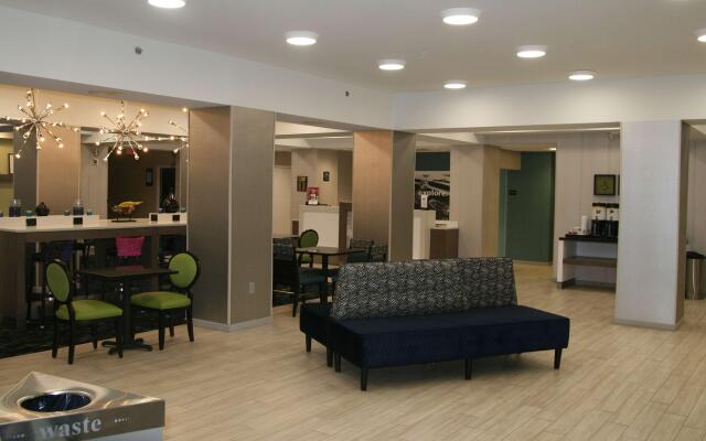 Hampton Inn & Suites Nashville-Airport