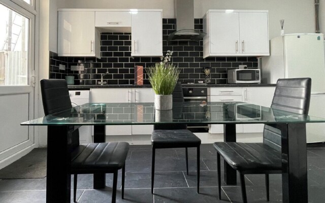 Modern 4 Bedroom House Near City Center