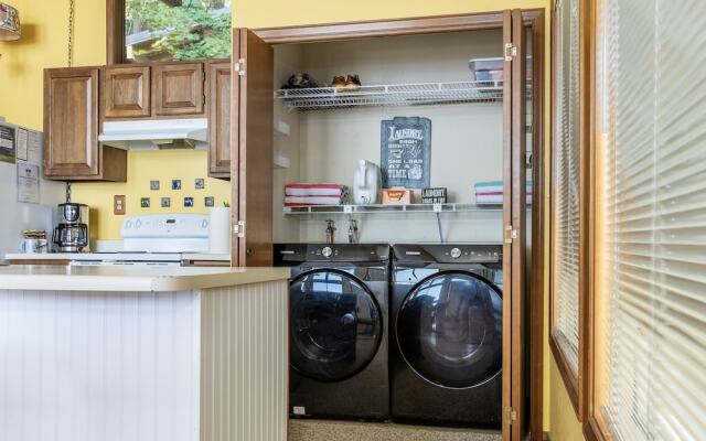 All About The Lake 4 Bedroom Home by NW Comfy Cabins by RedAwning