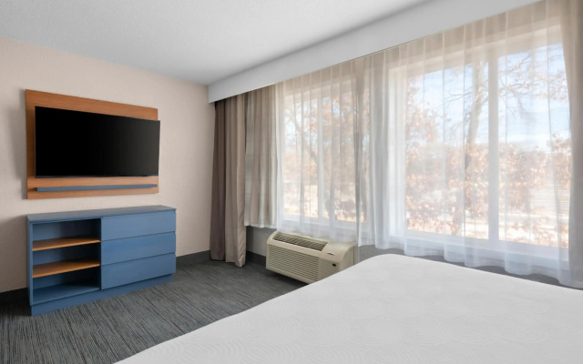 Country Inn & Suites by Radisson, Coon Rapids, MN