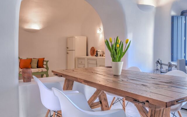 Luna Santorini Suites