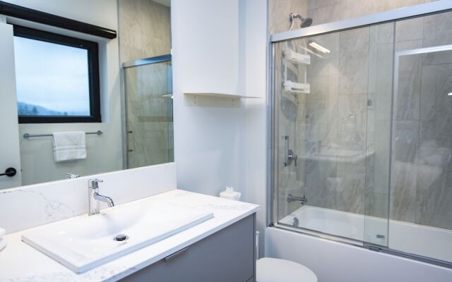 Tumbledown Condo By Revelstoke Vacations