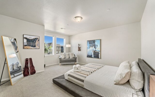 First Class Stylish Townhome Near Old Town!