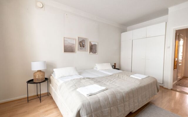 2ndhomes Spacious Studio in the Center