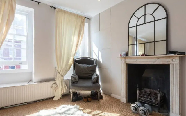Stylish 1-bed With a Roof Terrace