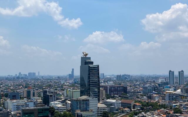 Modern Look And Comfy 2Br Menteng Park Apartment