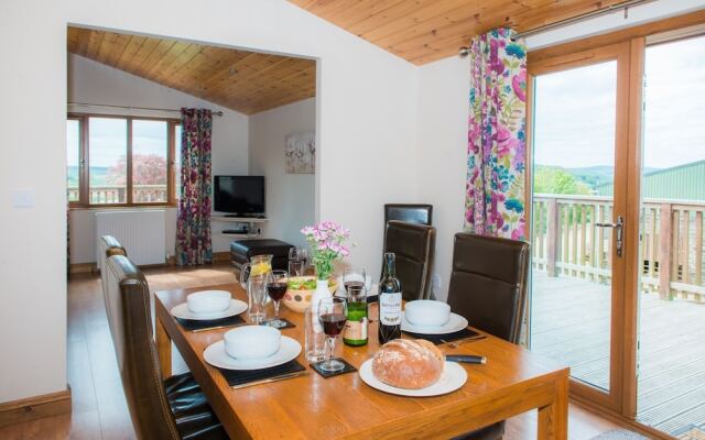 Skylark Lodge With Hot Tub Near Cupar, Fife