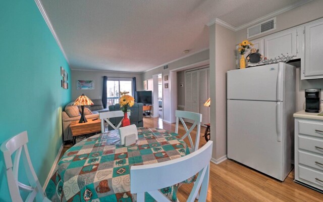 Condo w/ Balcony & Pool: Walk to 2 Beach Accesses!