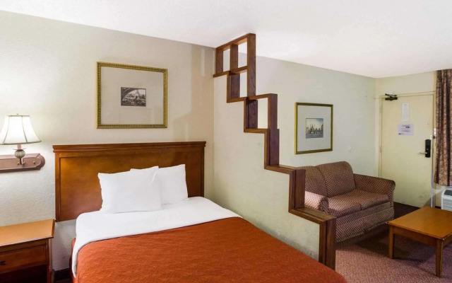 Rodeway Inn & Suites South of Fiesta Park