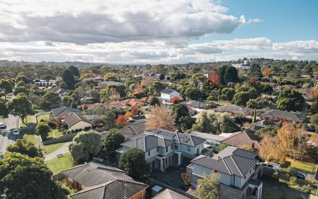 StayAU Stylish 4BR Home Ringwood