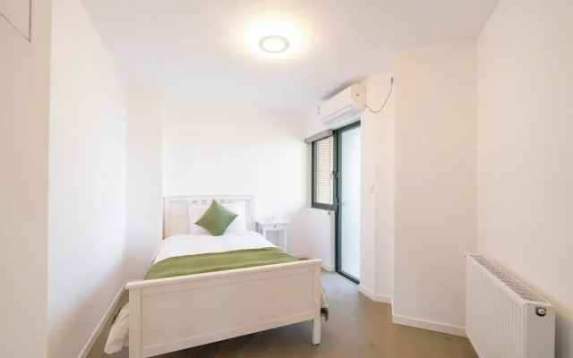 Tyms Elegant 4BR 2BA Apt in Xujiahui