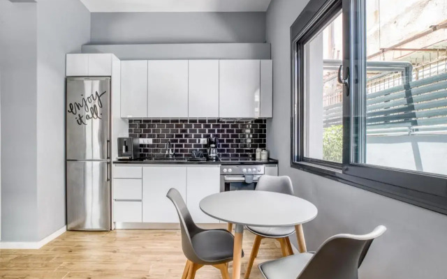 Spacious flat with courtyard and private parking!