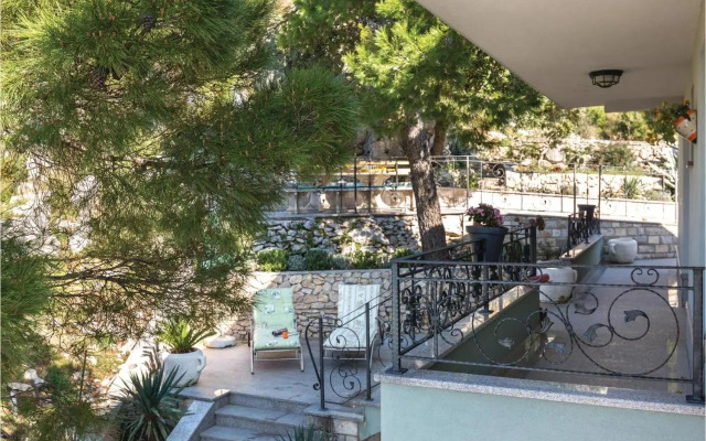 One-Bedroom Apartment Makarska with Sea View 04