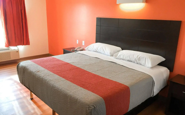 Motel 6 Peoria, IL