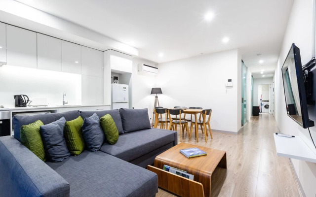 Raphael 2Bdr Carlton Apartment