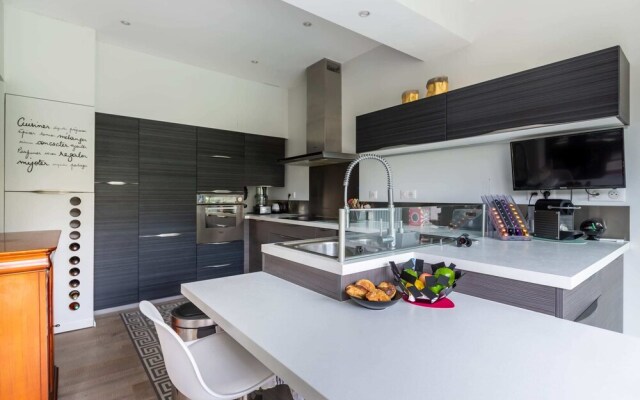 Bright 3BR Apartment With Garden in Gambetta