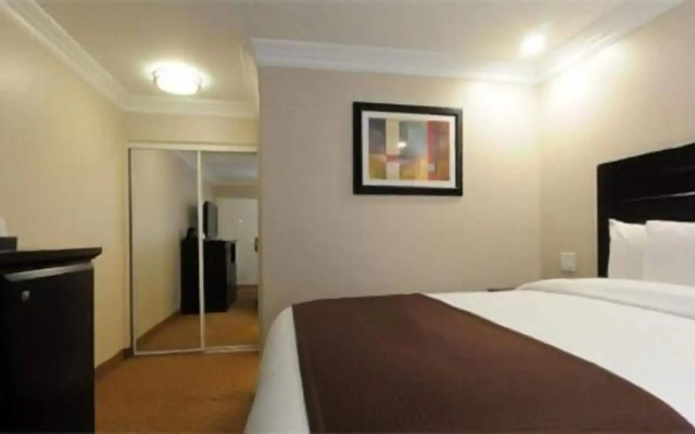 Raincross Hotel