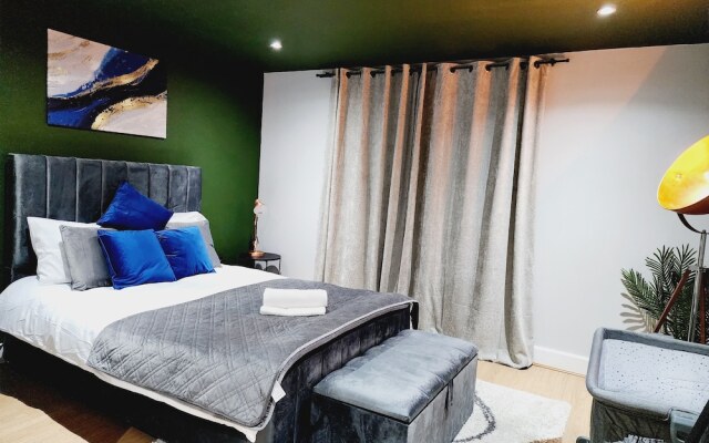3br-sleeps8-canarywharf-cinemabedroom