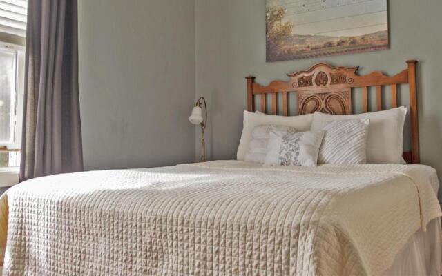 Cinnamon Bear Creekside Inn