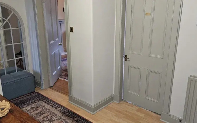 Snug - Macushla Apartment