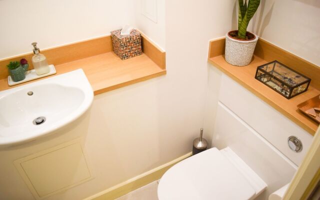 Modern 1 Bedroom House in Pontoon Dock