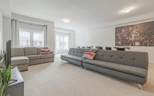 Gorgeous Brand New Spacious Town House