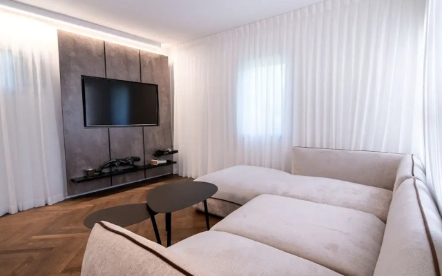 Spacious 4BD House w Pool in Hezliya