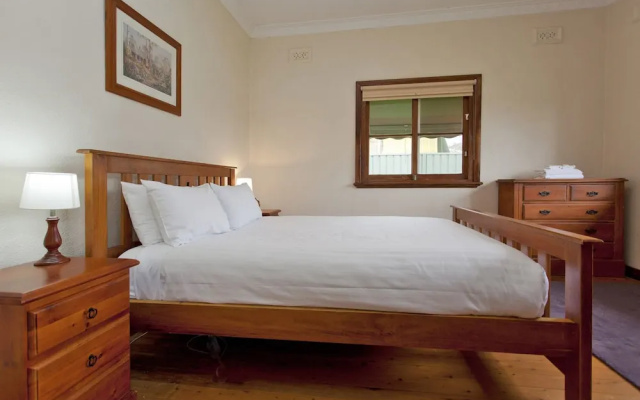 Red Brick Beauty - Central Cottage – Guest Rooms – Albury