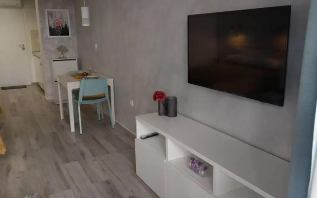 MARIA, Modern studio apartment with private parking