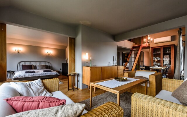 FM Luxury 3-BDR Apartment - 3 Levelled Home