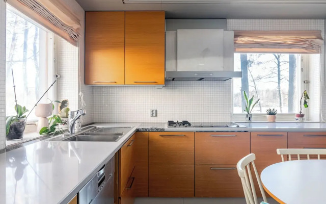 Lakefront House with 5 BR and Sauna