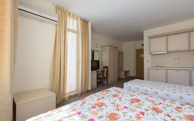 Studio with Balcony and Pool View