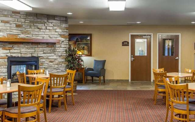 Quality Inn & Suites Fort Madison near Hwy 61
