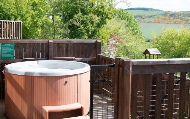 Douglas Fir Lodge With Hot Tub Near Cupar, Fife