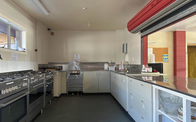 The Crossing Lodge and Backpackers