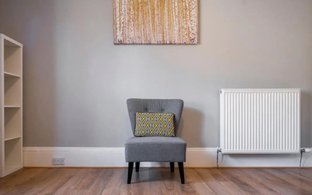 New Superhost Listing: Bright flat nr. University