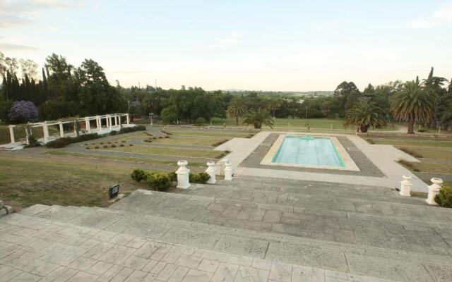 Howard Johnson by Wyndham Sierras Hotel and Casino