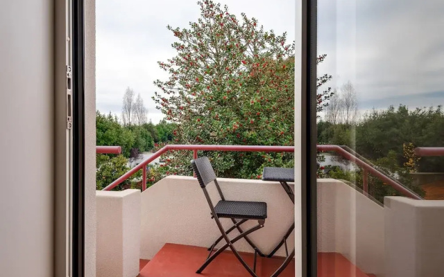 Acm034 Bombarda Homes, Spacious 1BR w/ Balcony