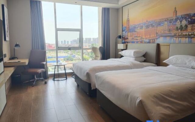 Vienna International Hotel (Yinzhu Metro Station, West Coast, Qingdao)