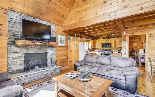 Mountain Serenity 2 Bedroom Cabin by RedAwning