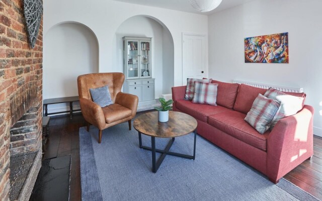 Host Stay Leafy Garden Apartment